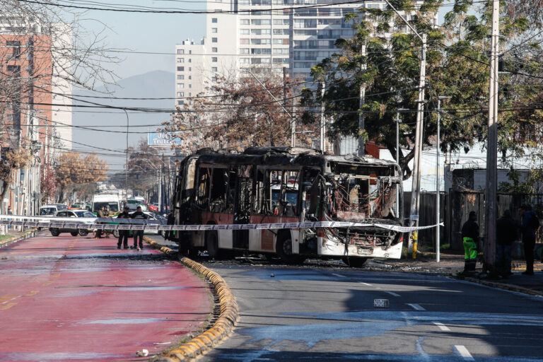 Encapuchados incendian bus del transporte público frente al INBA en medio de manifestaciones