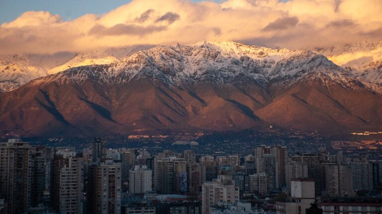 FMI dice que Chile puede seguir creciendo, pero 