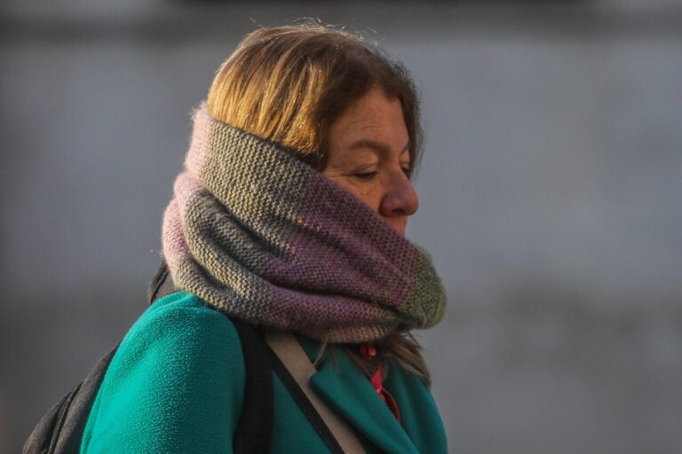 ¿Te duelen las rodillas en invierno? Experto explica por qué y entrega recomendaciones para aliviar los dolores articulares