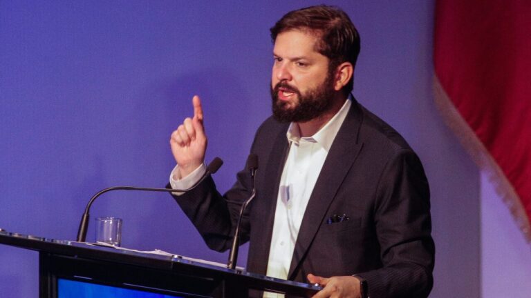 Presidente Boric condena ataques entre Israel e Irán y dice que 