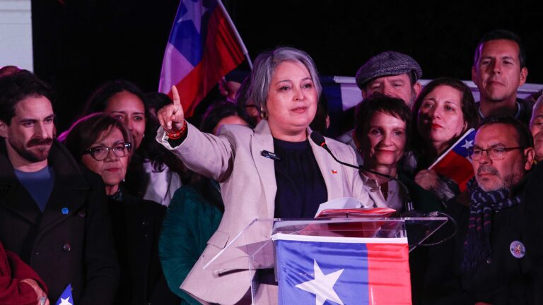 Tensión en el PC: Barraza fustiga a Jadue por adelantar anuncio de suspensión de militancia de Jara