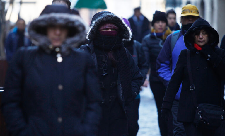 Alerta por ola de frío: Gobierno activa Código Azul en cuatro regiones del país, incluyendo la Metropolitana