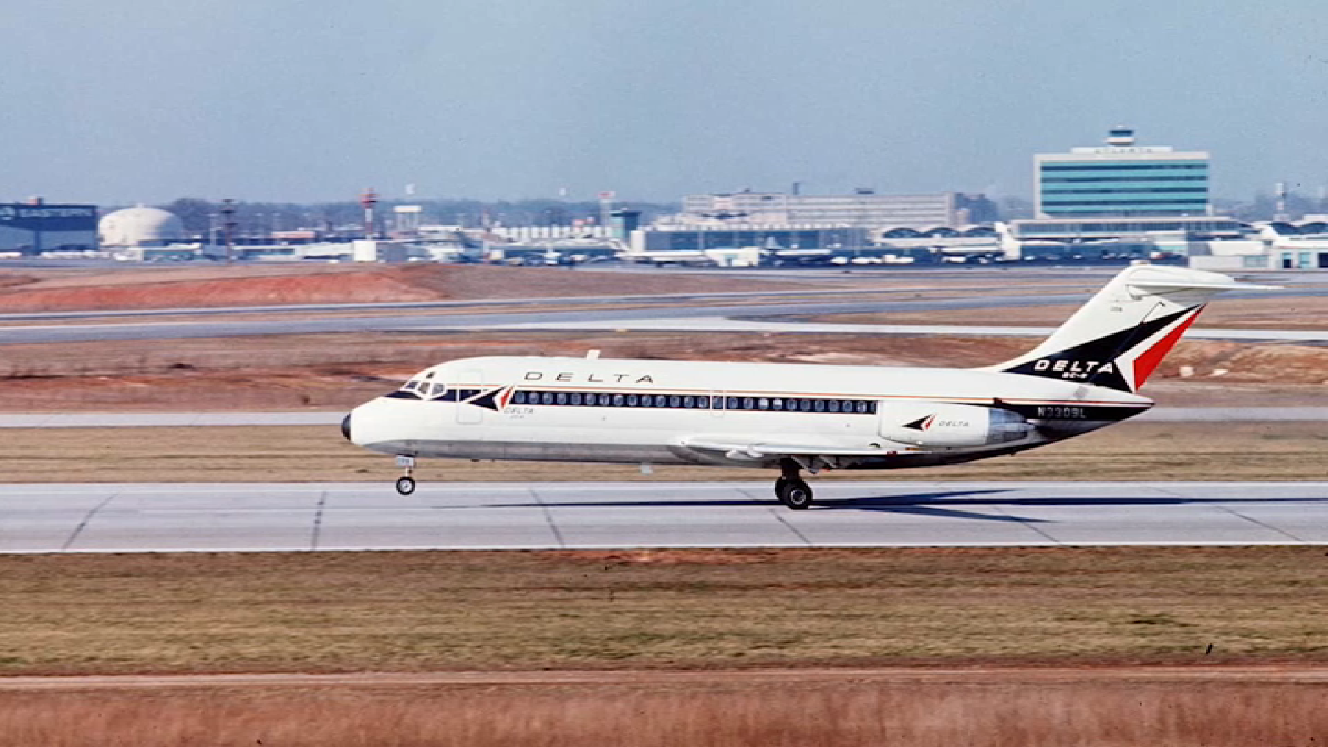 Delta celebra sus 100 años de operaciones en el mundo: Los nuevos desafíos de la aerolínea para Chile