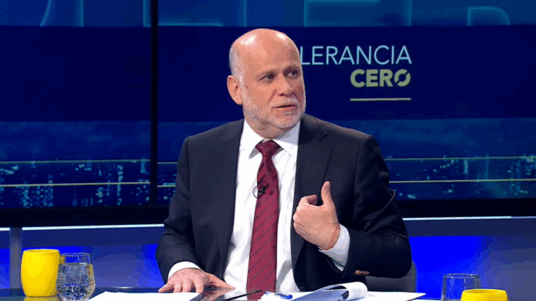 Gobierno podría presentar querellas contra funcionarios públicos por mal uso de licencias médicas, dijo el ministro Elizalde