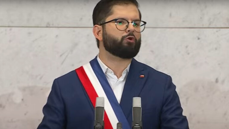 Boric arremete contra antivacunas: 