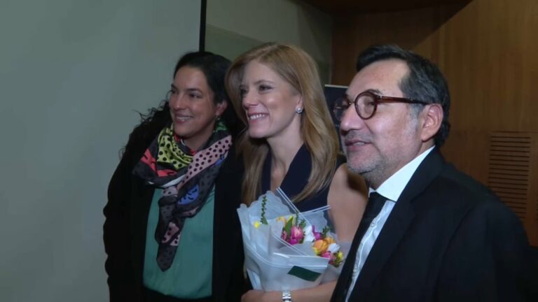 Periodista Mónica Rincón recibe el premio Lenka Franulic 2024