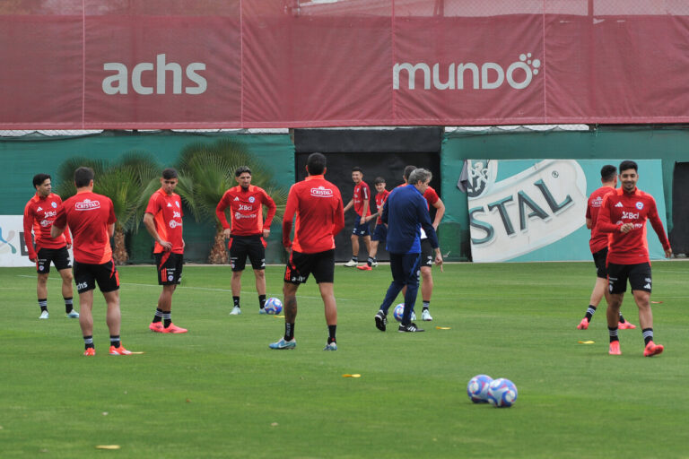 La Roja sufre dos sensibles bajas y llama a dos jugadores de la U para enfrentar a Argentina