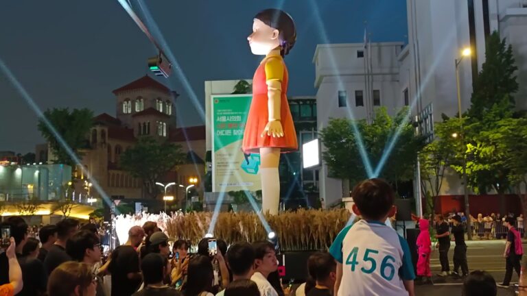 Seúl revive 'El juego del calamar' en espectacular desfile por estreno de su temporada final