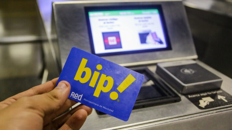 Ministro de Transportes revela que pasaje del metro al aeropuerto costará alrededor de $3.000 y asegura que 