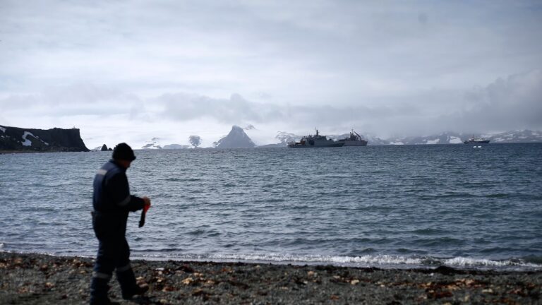 Piloto de 19 años detenido en Antártica tras desviar vuelo sin autorización desde Punta Arenas