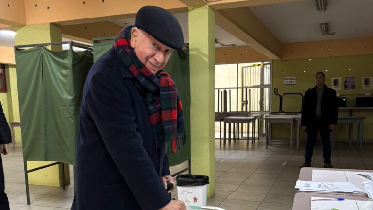 Expresidente Ricardo Lagos se presenta a emitir su sufragio en cruciales primarias del oficialismo