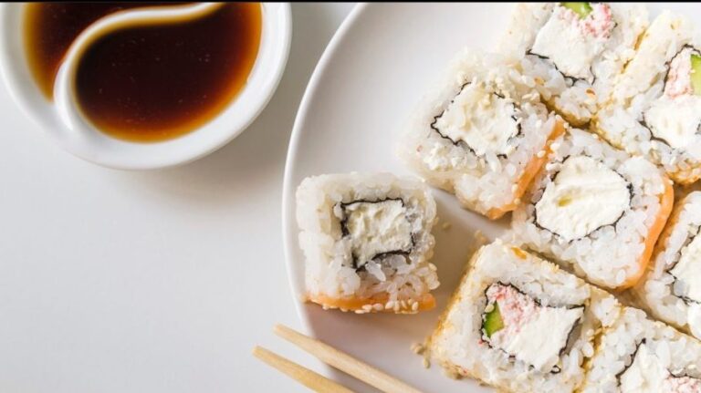 Día del Sushi: Chilenos lo prefieren sobre la hamburguesa y ya tiene su propia receta