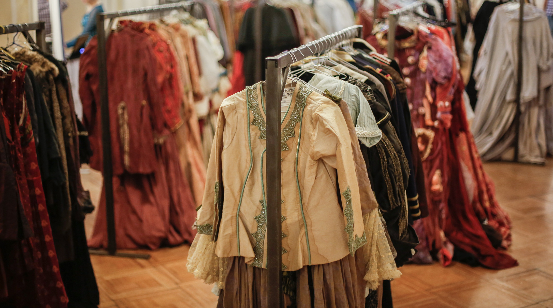 Teatro Municipal de Santiago abre sus puertas para venta de vestuario teatral: Precios parten desde los $3 mil/Teatro Municipal