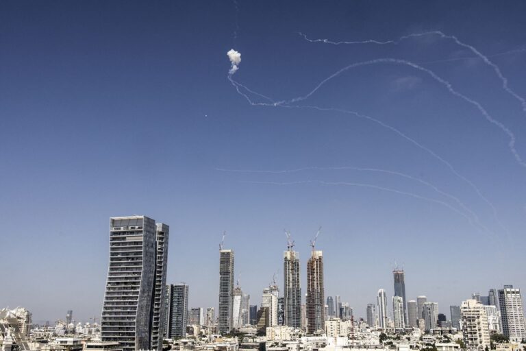 Irán lanza nueva ofensiva con misiles sobre Israel: explosiones en Haifa y otras zonas del país