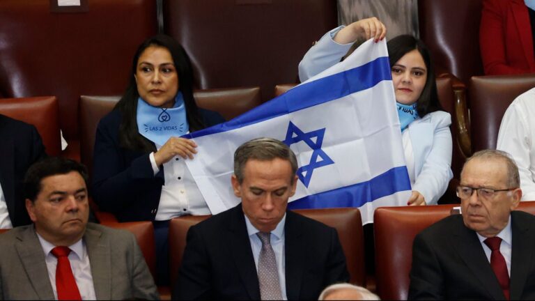 Diputadas Concha y Muñoz levantan bandera de Israel durante Cuenta Pública