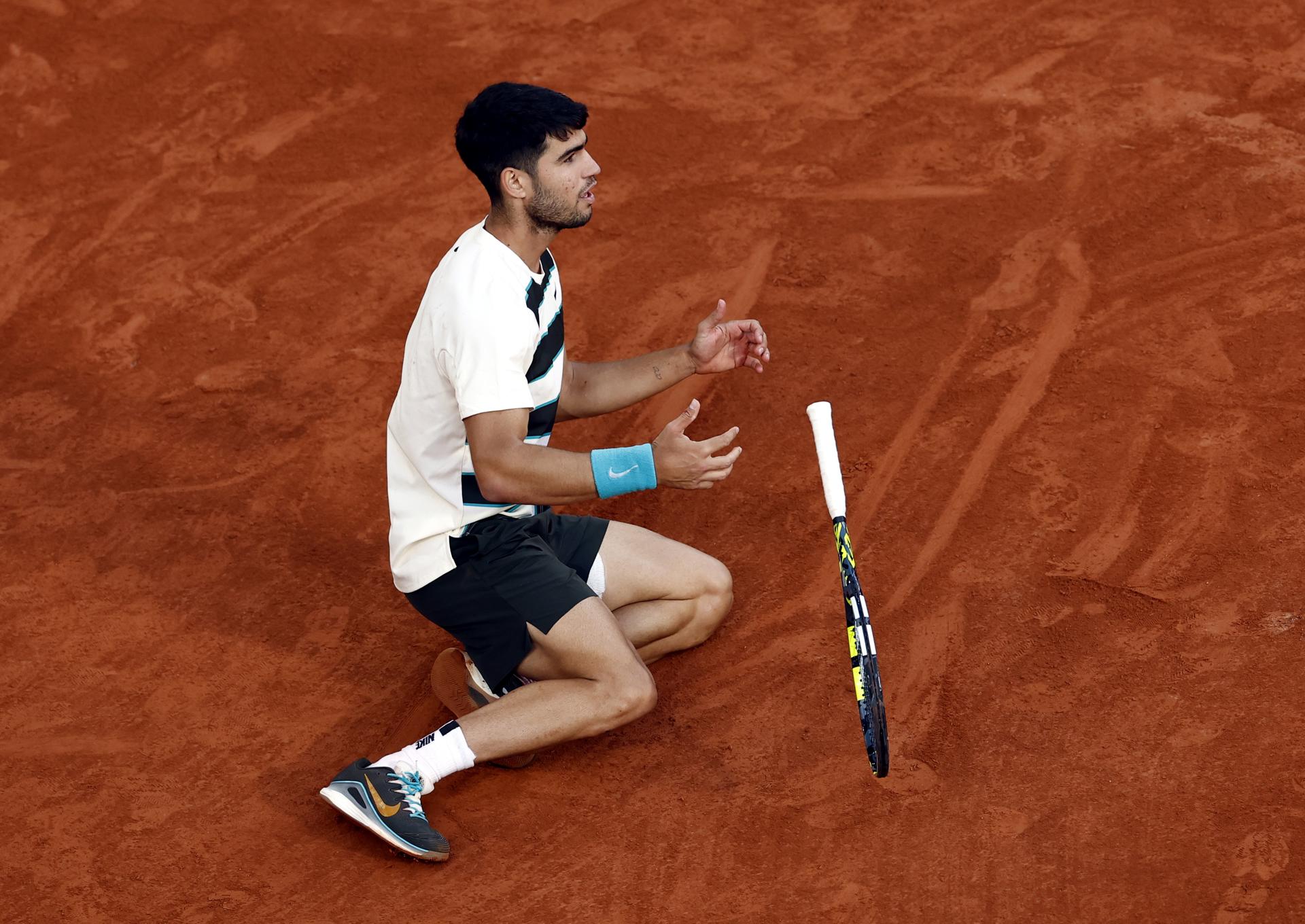 Carlos Alcaraz celebra la victoria en Roland Garros en Paris, Francia. EFE/EPA/YOAN VALAT