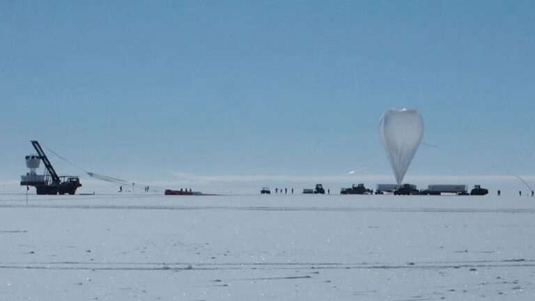 Misterio en la Antártica: Científicos buscan explicación para señales de radio que desafían la física bajo el hielo