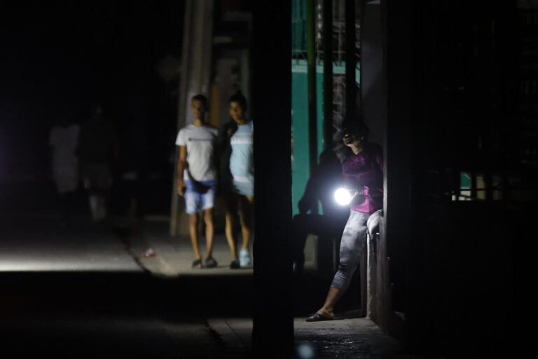 El mayor apagón previsto para este lunes en Cuba oscurecerá a la vez a un 55 % del país