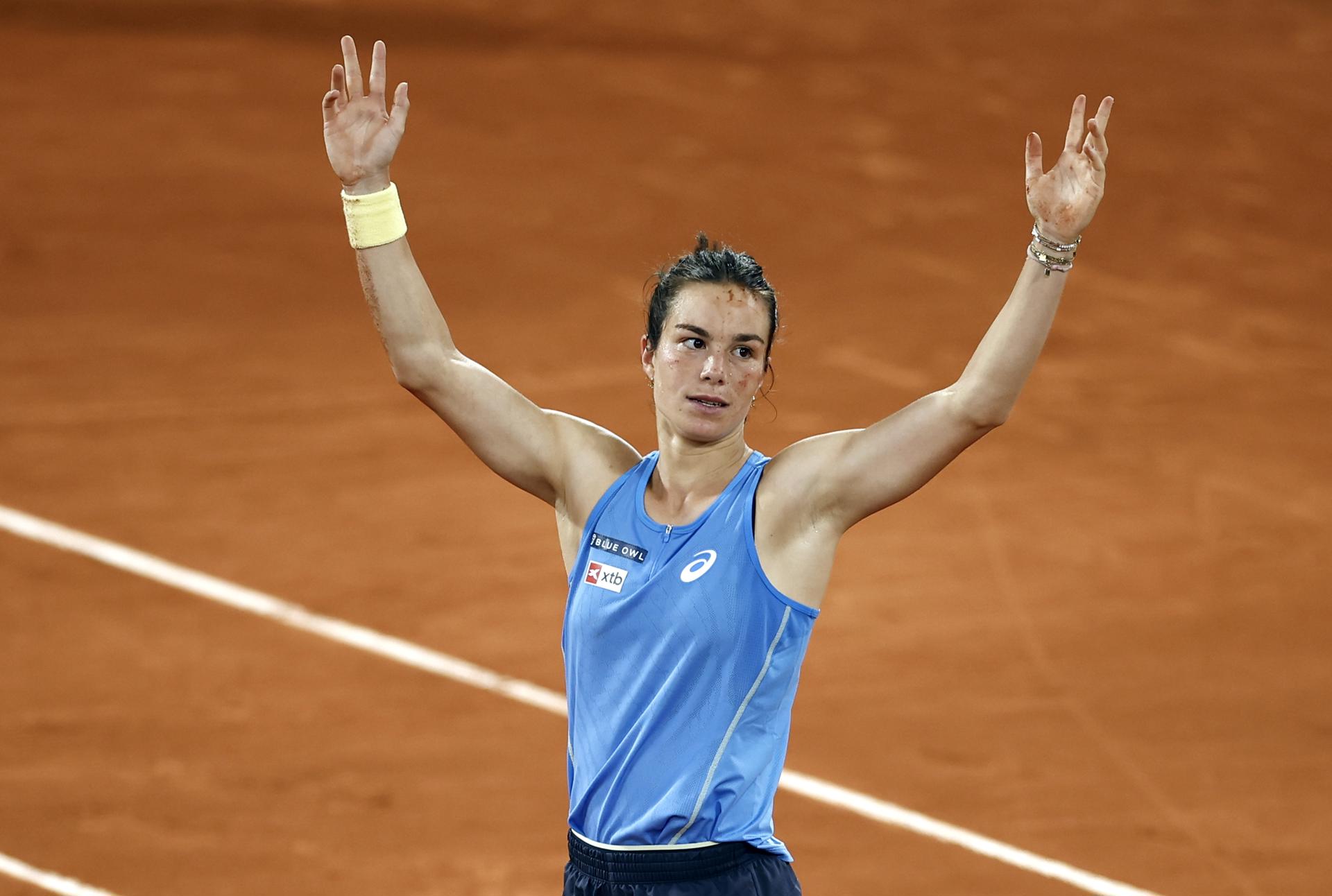 La francesa Lois Boisson celebra su victoria en los cuartos de final femeninos contra la rusa Mirra Andreeva en el torneo de tenis Grand Slam del Abierto de Francia en Roland Garros en París, Francia, el 4 de junio de 2025. (Tenis, Abierto, Francia, Rusia) EFE/EPA/YOAN VALAT