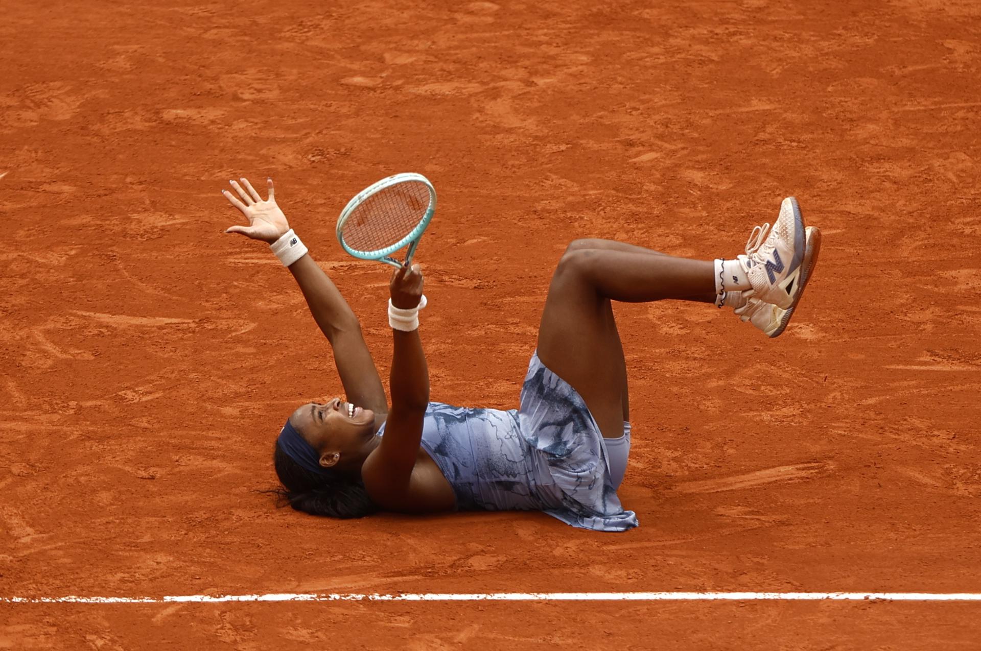 Coco Gauff de Estados Unidos celebra su victoria sobre Aryna Sabalenka de Bielorrusia en el torneo de tenis Grand Slam del Abierto de Francia en París, Francia, el 7 de junio de 2025. (Tenis, Abierto, Bielorrusia, Francia) EFE/EPA/YOAN VALAT