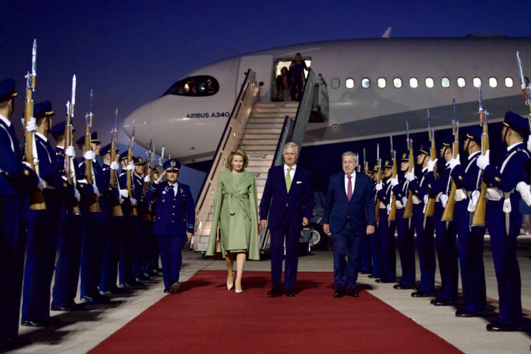 Estaban varados en Antofagasta: Reyes de Bélgica finalmente pueden regresar a Bruselas tras reparación de falla en su avión
