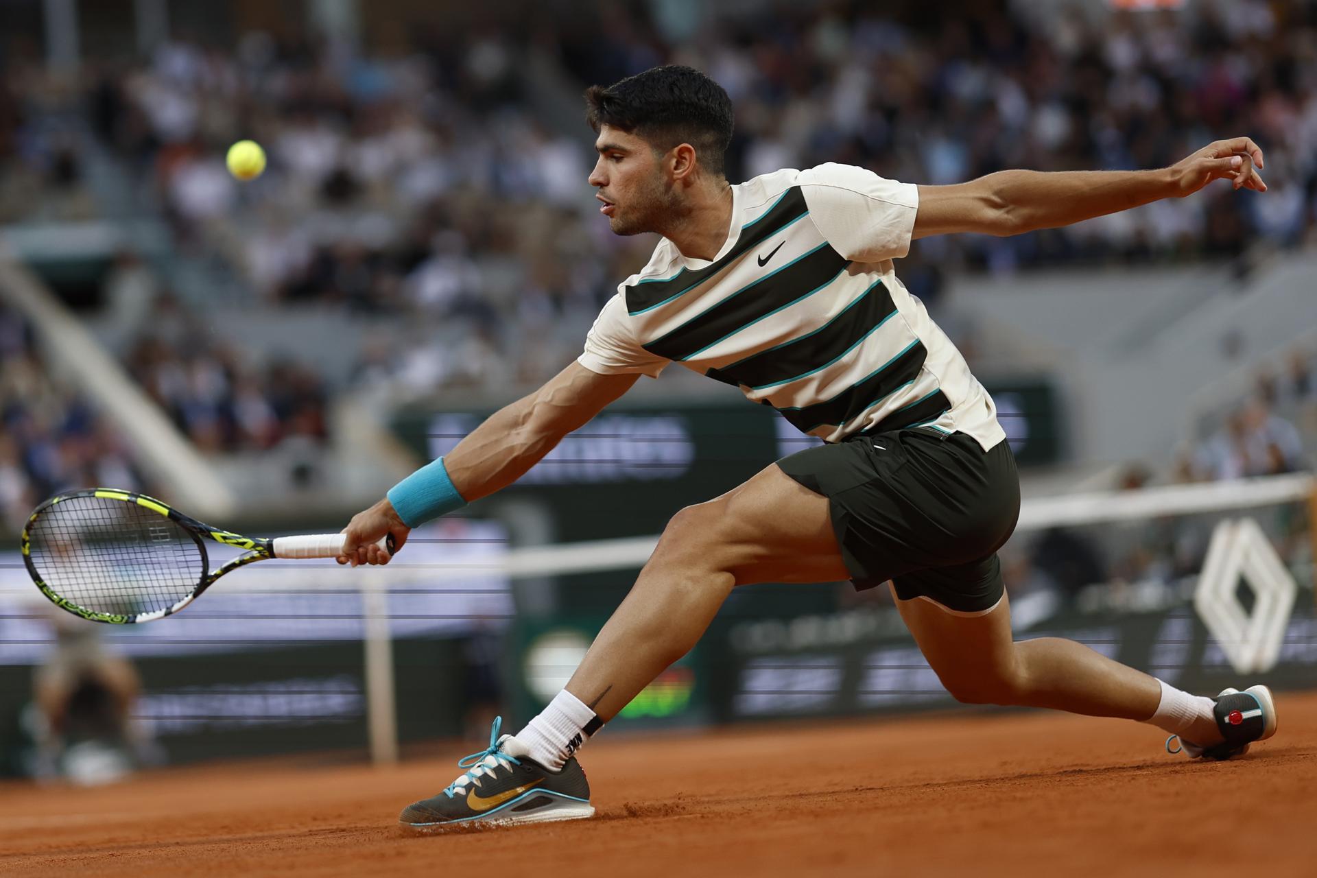 Carlos Alcaraz en acción ante Tommy Paul en los cuartos de final de Roland Garros. EFE/EPA/MOHAMMED BADRA