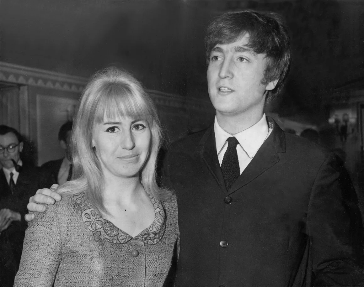 John Lennon y su esposa Cynthia, fotografiados en abril de 1964. Archivo NCJ/Mirrorpix/Getty Images