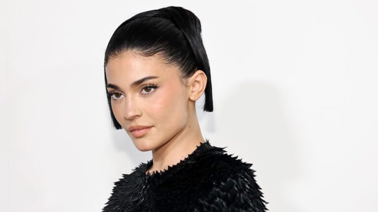 Kylie Jenner reveló detalles de su cirugía de aumento mamario en redes y reabrió debate sobre estándares de belleza