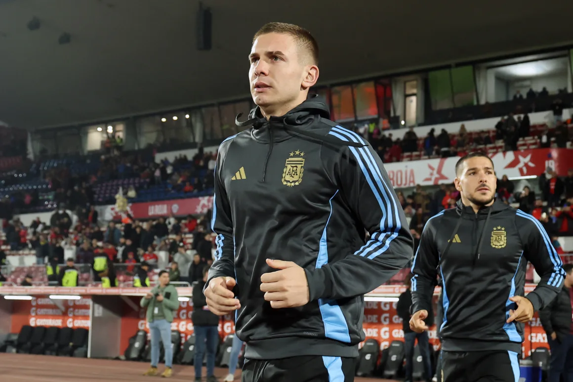 El delantero argentino Franco Mastantuono antes del partido de fútbol de las eliminatorias sudamericanas de la Copa Mundial de la FIFA 2026 entre Chile y Argentina en el estadio Nacional Julio Martínez Pradanos en Santiago, el 5 de junio de 2025. JAVIER TORRES/AFP/AFP via Getty Images