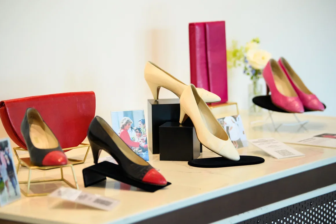 Una selección de zapatos y bolsos de la difunta realeza, fotografiados en la Península de Londres antes de la venta. Joe Maher/Getty Images