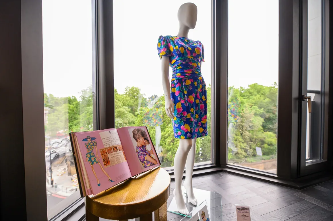 Apodado su "vestido de cuidado", Diana usó el vestido de seda floral con tanta frecuencia que la prensa británica "se frustró... porque confundía a la gente si las imágenes eran nuevas o estaban siendo reutilizadas", según el anuncio de subasta de Julien's Auctions. Joe Maher/Getty Images