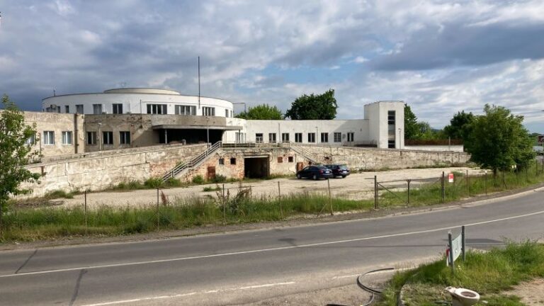 El aeropuerto olvidado de Budapest donde aún vuelan aviones históricos