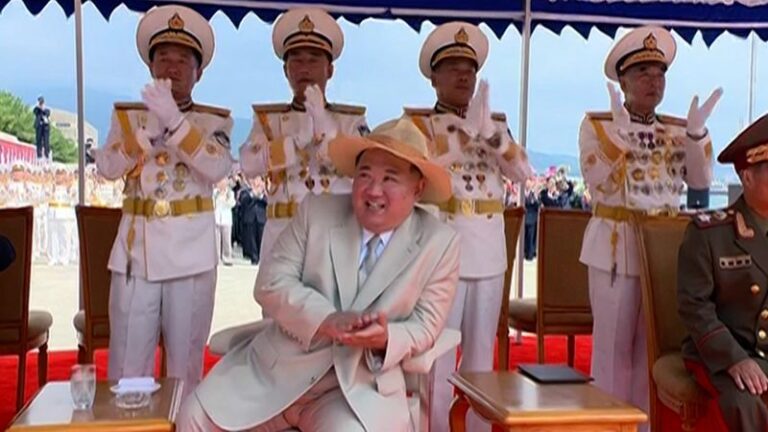 Corea del Norte reflota destructor que volcó durante lanzamiento, sorprendiendo a expertos navales