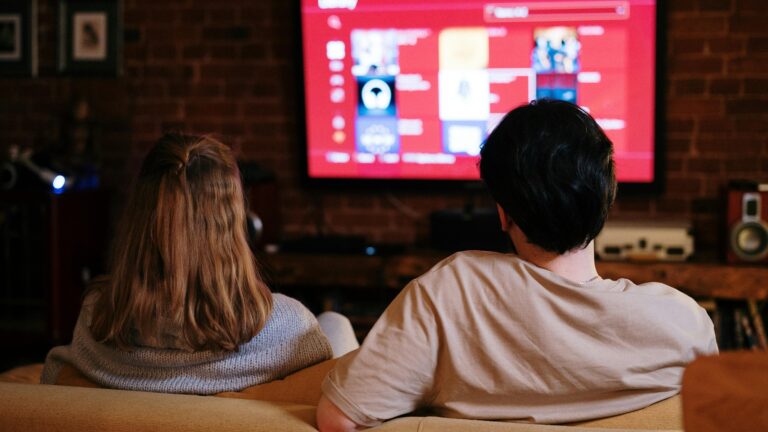 ¿Qué vemos y cuánto gastamos en plataformas de streaming? Informe revela los hábitos de consumo en Chile