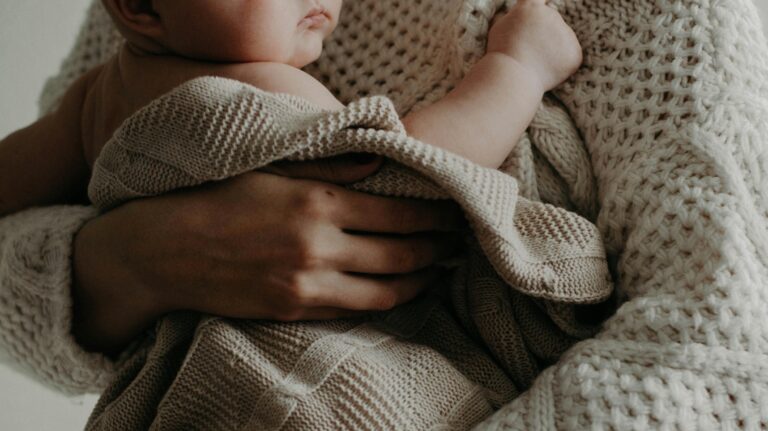 Suseso actualiza dictamen y permite viajar durante licencias de maternidad