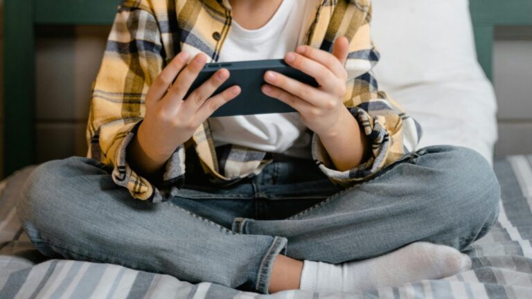 ¿Cómo hablar con niños y adolescentes sobre la guerra en el mundo digital? Académica entrega recomendaciones