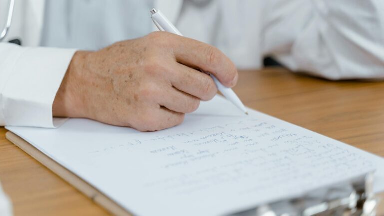 Cáncer de próstata: Experto indica cuándo es oportuno realizar exámenes para una detección oportuna