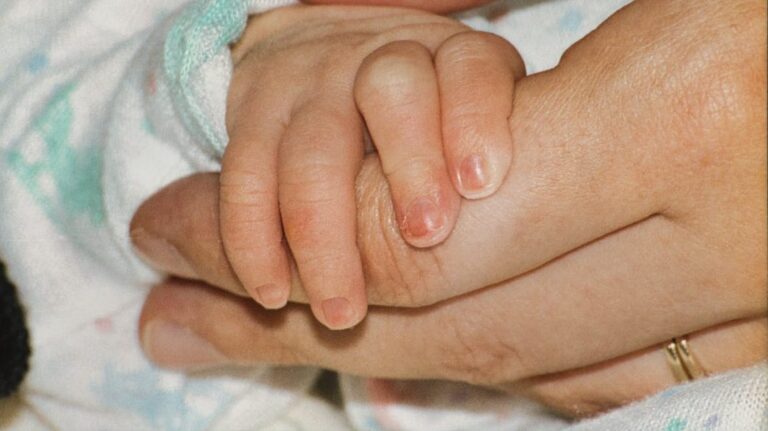 Reduce espera de 6 años a 18 meses y acaba con la preferencia a los matrimonios: Los detalles de la nueva Ley de Adopción