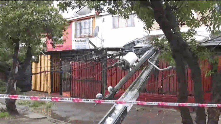 Mujer fue electrocutada en La Florida tras caída de poste en su casa por intensas lluvias