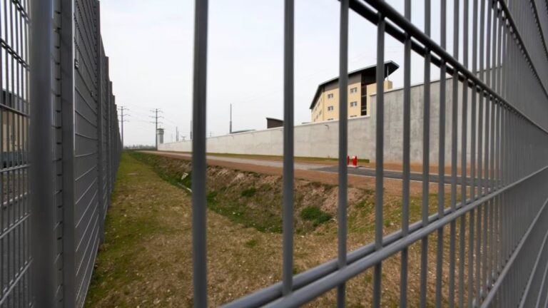 Fuga insólita en cárcel de Francia: Reo se escondió en el bolso de un compañero y logró evadir a los guardias