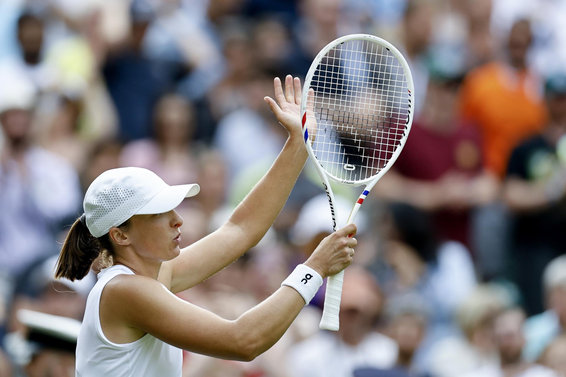 La polaca Iga Swiatek saluda a los espectadores tras ganar el partido de segunda ronda femenino contra la estadounidense Caty McNally en el Campeonato de Wimbledon, Wimbledon, Gran Bretaña, 03 de julio de 2025. (Tenis, Polonia, Reino Unido) EFE/EPA/TOLGA AKMEN