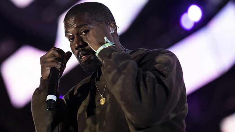 Exasistente personal de Kanye West lo acusa de agresión y tráfico sexual
