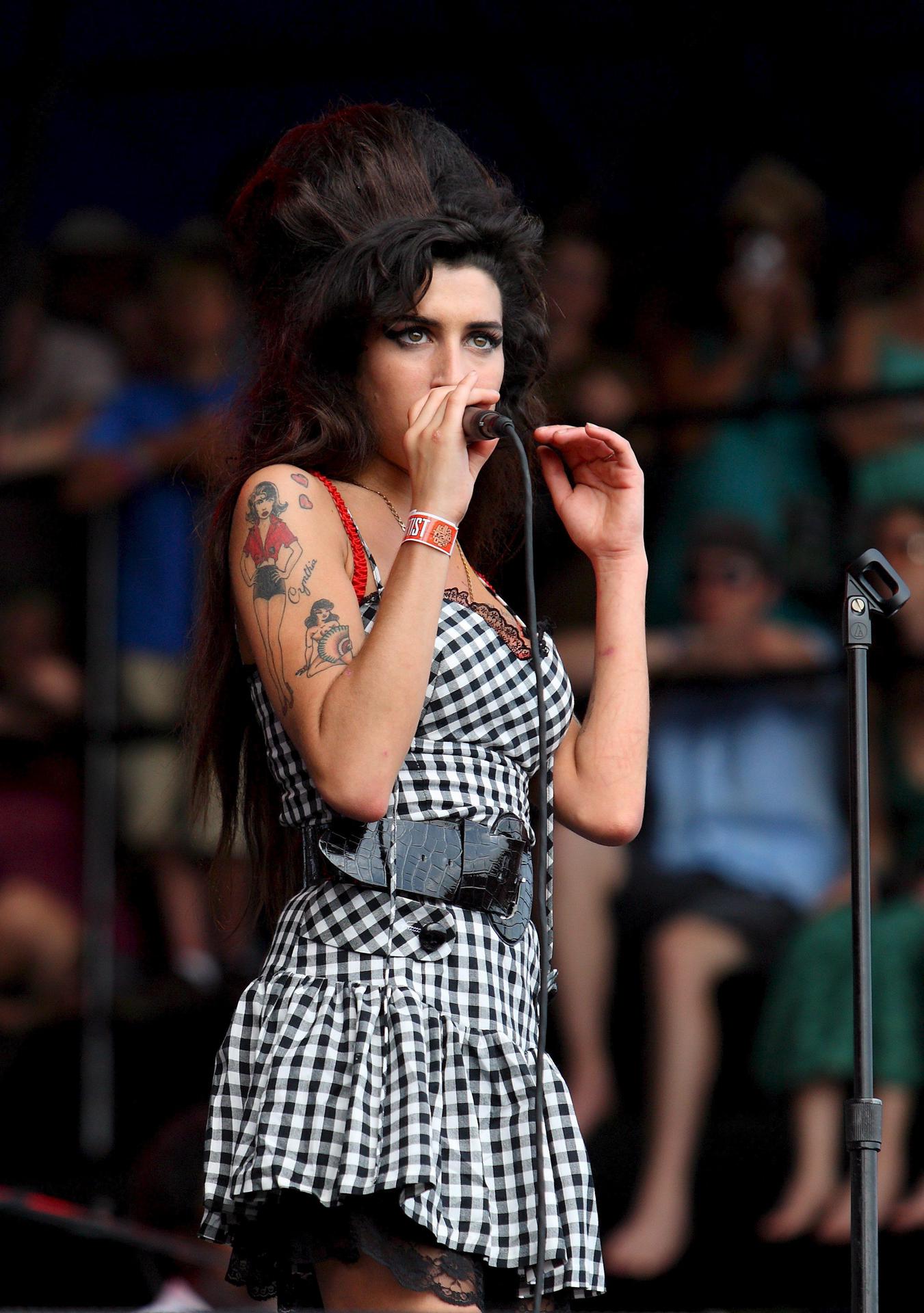 La cantante Amy Winehouse interpreta uno de sus temas durante el Festival de Música de Lollapolooza, en Chicago, Illinois, el domingo 5 de agosto. EFE/Steve C. Mitchell