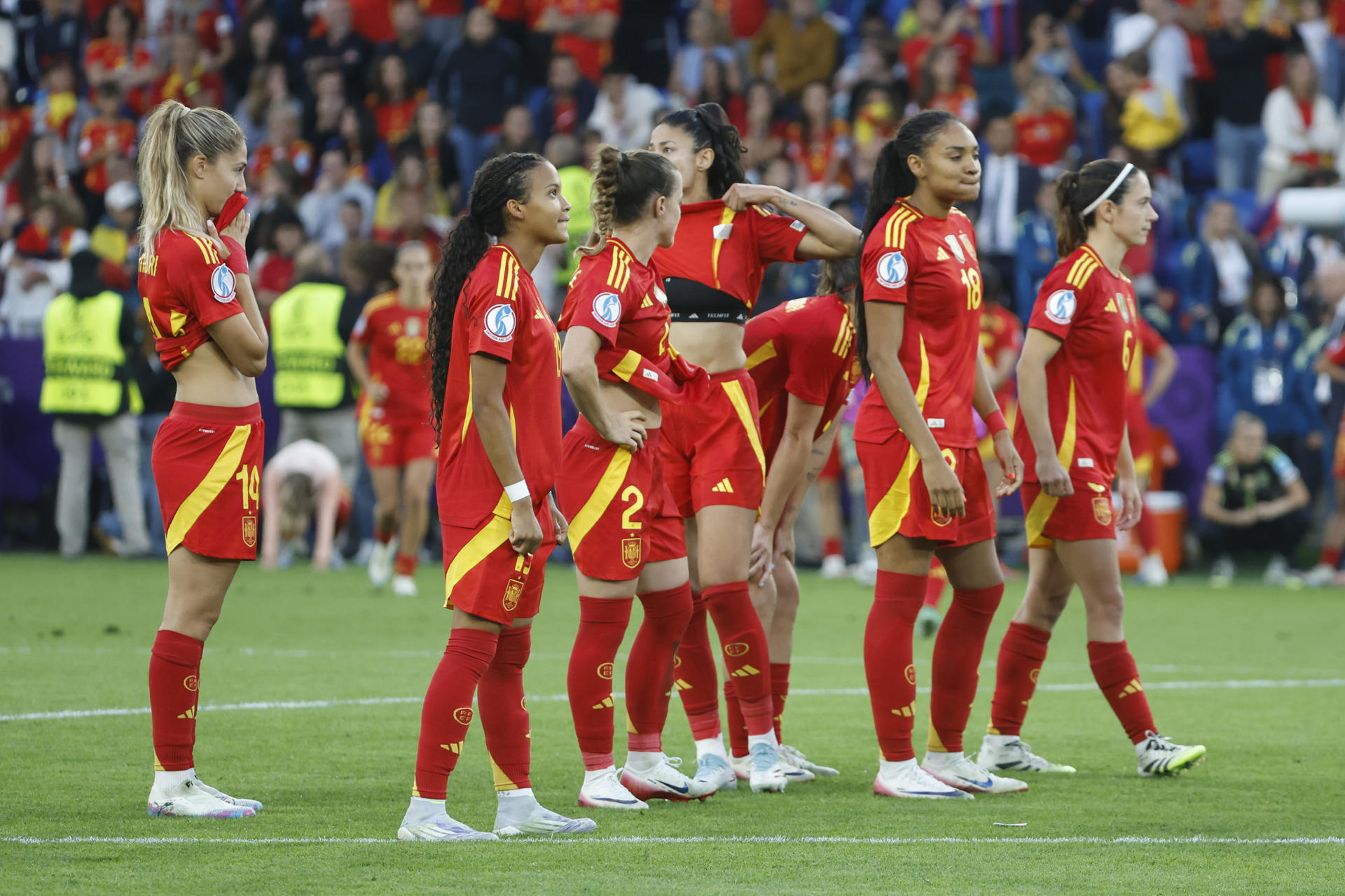 Las jugadoras de la selección española tras caer en la tanda de penaltis en la final de la Eurocopa Femenina 2025 que han disputado este domingo España e Inglaterra en el St. Jakob Park de Basilea (Suiza). EFE/ Ana Escobar.
