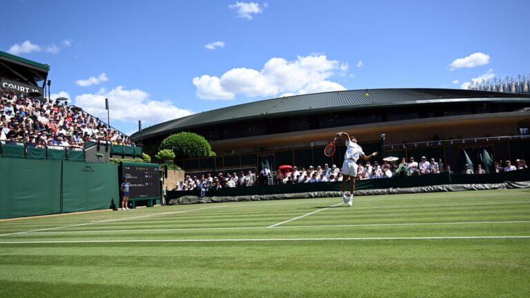 Desde el uso de ropa blanca a comer frutillas con crema: Tradiciones y curiosidades de Wimbledon