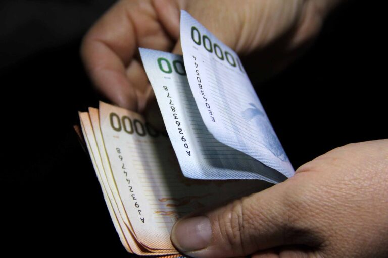 “Hay que bajar la sensación de ser rico por unos días”: Experta entrega claves para ahorrar sueldo y evitar quedarse sin dinero