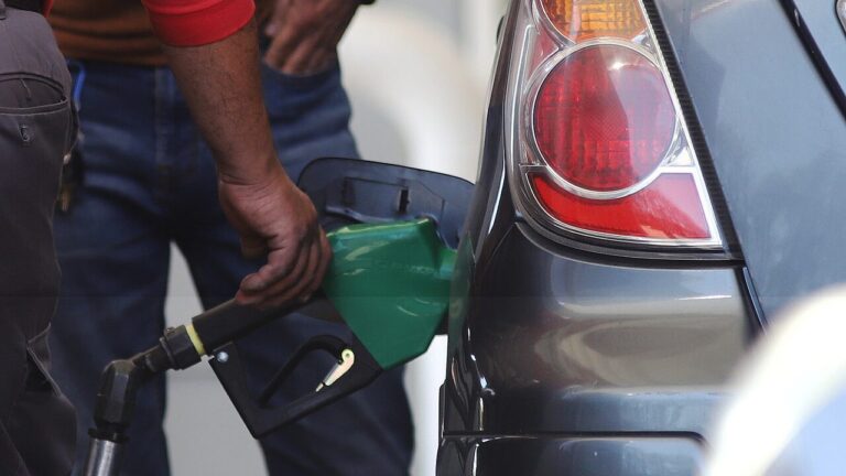 Bencinas bajarán de precio a partir de este jueves: Así quedarán los valores para la tercera semana de julio