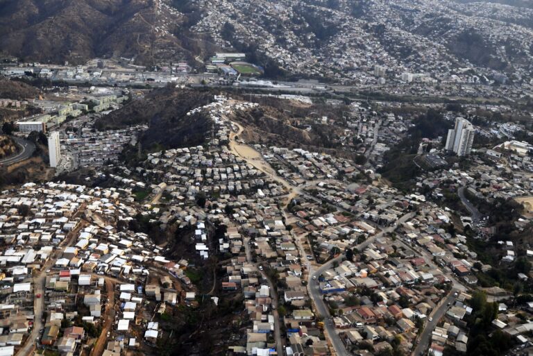 Fiscalía anuncia investigación por presunta intervención narco en reconstrucción tras denuncia del arquitecto Aravena