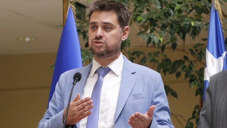 Manouchehri en debate por multas al no votar: 