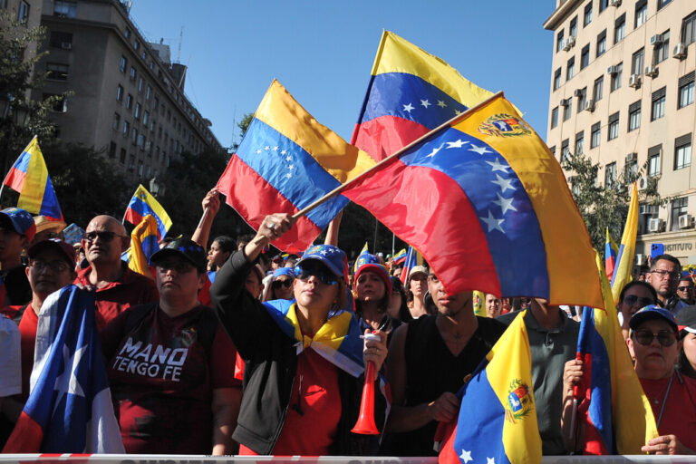 Gobierno venezolano plantea vuelos desde Bolivia para recoger a migrantes en Chile y Perú